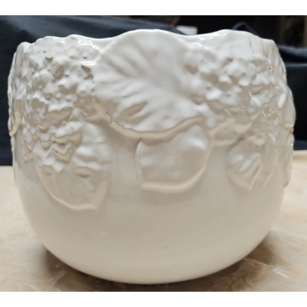 Vntg‎ Large white planter with leaves and flowers molded in pottery